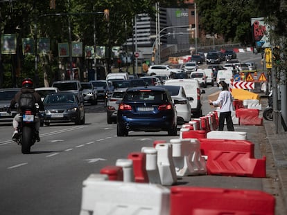 El nuevo carril bici de la Via Augusta de Barcelona, todavía en obras, que reduce los carriles de tráfico a motor de tres a dos.