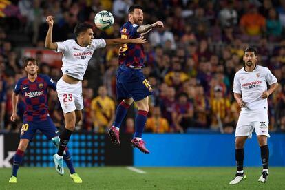 Messi y Reguillón disputan un balón aéreo.