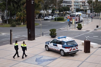 Una patrulla de los Mossos en el paseo marítimo de Cambrils, donde irrumpieron los terroristas del 17-A.