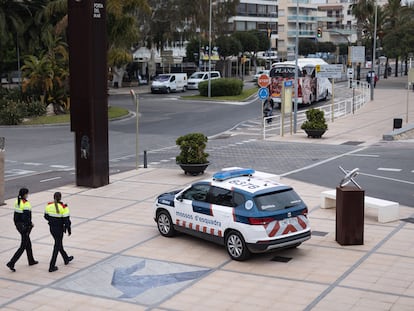 Una patrulla de los Mossos en el paseo marítimo de Cambrils, donde irrumpieron los terroristas del 17-A.