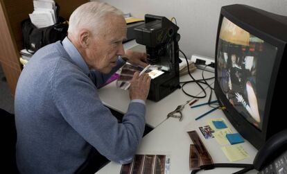 Photographer Bill Cunningham editando sus fotografía en 2008.