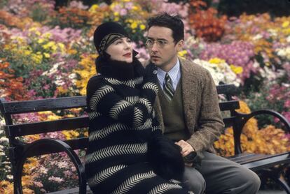 No sale Woody Allen, pero sí John Cusack, que aun no había cumplido los 30, y Dianne Wiest, que acabó llevándose el Oscar a mejor actriz de reparto por su impecable vieja diva. El final de los años 20 es el escenario temporal de <i>Balas sobre Broadway</i> para mostrar algo que sigue ocurriendo y que nunca dejará de ocurrir, las dudas, los celos y los conflictos tras las bambalinas en una historia con un tiempo narrativo que parece no tener contención. Tan espectacular como su ambientación.