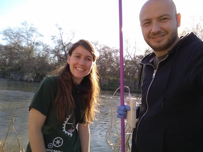 Los ambientólogos Raquel Dafouz y Andreu Rico, tomando muestras en el Manzanares.