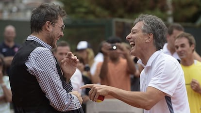 Marcelo Tinelli y Mauricio Macri, por ese entonces alcalde de Buenos Aires, participan de una clínica de tenis en febrero de 2015.