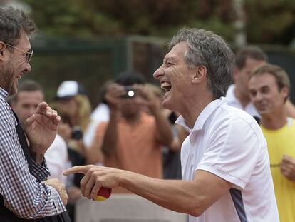 Marcelo Tinelli y Mauricio Macri, por ese entonces alcalde de Buenos Aires, participan de una clínica de tenis en febrero de 2015.