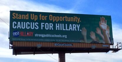 Un anuncio en una carretera de Iowa a favor de Hillary Clinton