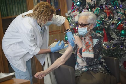 Bernardina Escudero, de 87 años y de Oiartzun, la primera vacunada de Gipuzkoa, en la residencia Caser Betharran, en Hondarribia.
