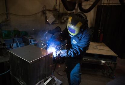 Las cajas fuertes de medidas especiales, hechas por encargo, se fabrican prácticamente a mano.