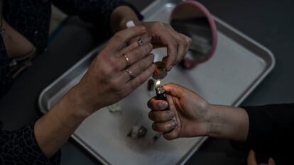 Una mujer prepara una dosis de heroína en Tijuana (Estado de Baja California), en mayo de 2023.