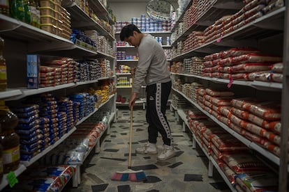 Brayan hace aseo en la tienda donde trabaja en Soacha Colombia