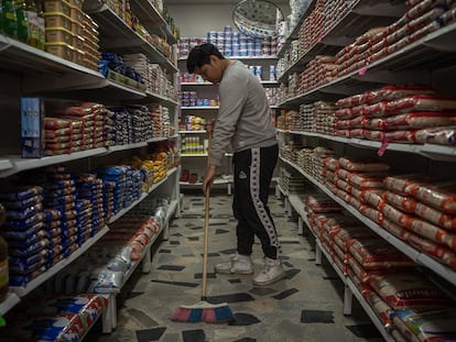 Un joven hace aseo en la tienda donde trabaja en Soacha, el 16 de mayo de 2023.