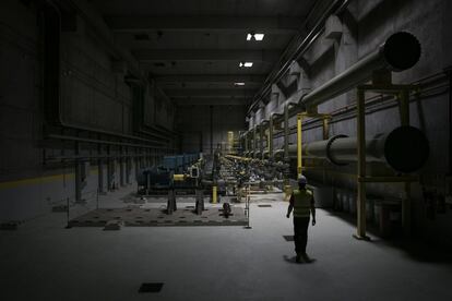 La estación de bombeo de la central de Gorona tiene como misión principal propulsar el agua desde el depósito inferior al superior cuando la fuerza del viento es suficientemente intensa. 