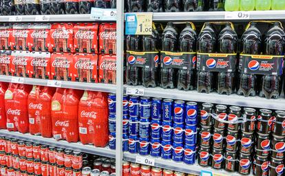 Un lineal de un supermercado con bebidas refrescantes.