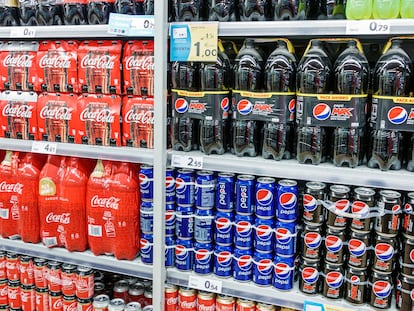 Un lineal de un supermercado con bebidas refrescantes.