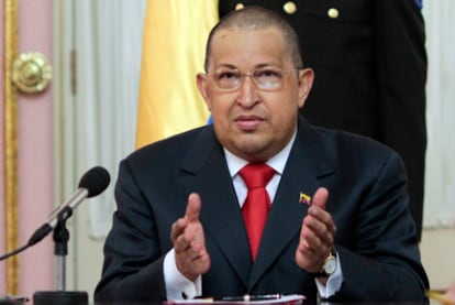 Chávez sports a new haircut after his chemo treatment.