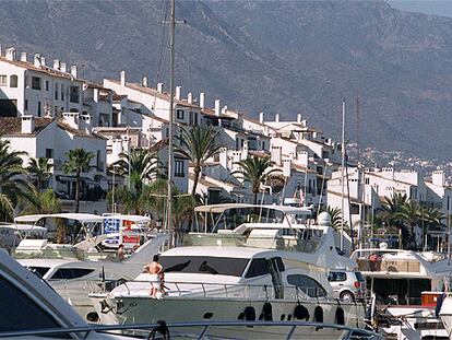 Yates y otras embarcaciones, en Puerto Banús.