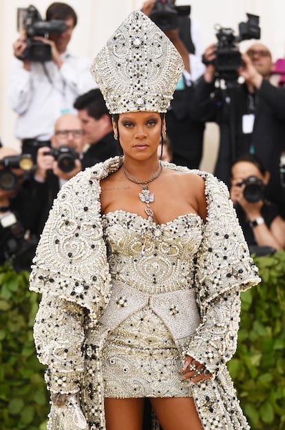 Rihanna, anfitriona de la gala, no defraudó. Un año más interpretó la temática de la gala al pie de la letra con un look de inspiración papal (mitra incluida). Su look es de Martin Margiela. El collar es de 1934 y es de Cartier.