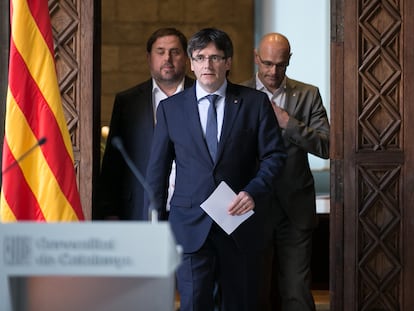 Declaración institucional del entonces 'president' de la Generalitat, Carles Puigdemont, acompañado de los consejeros Oriol Junqueras (izquierda de la imagen) y Raül Romeva (derecha), en 2017 en Barcelona tras conocer la sentencia sobre la consulta del 9 de noviembre.
