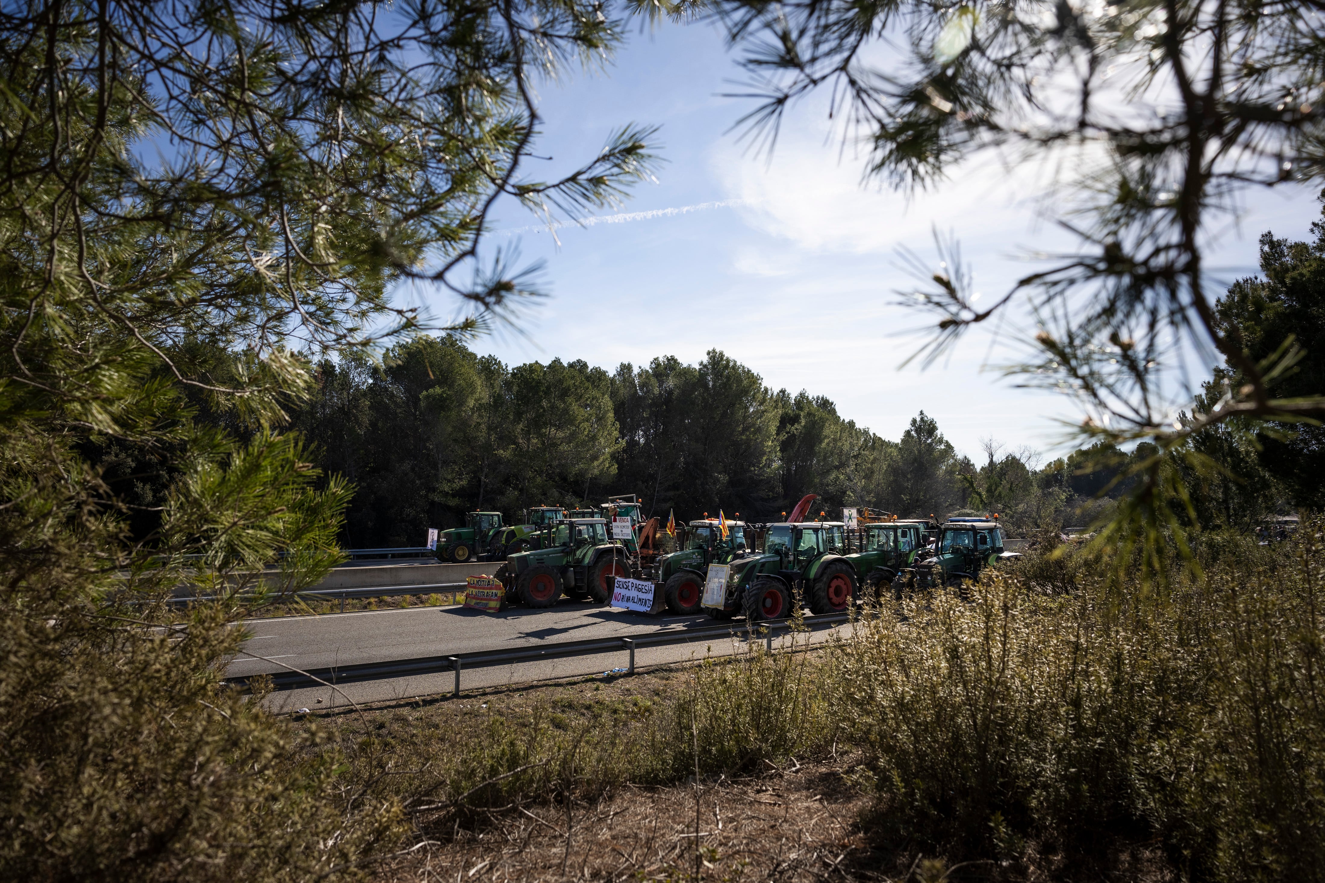 Unos 200 agricultores, muchos de ellos con sus tractores, siguen bloqueando esta mañana la autopista AP-7 en Pontós (Girona).