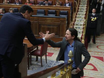 Encaixada de mans de Pedro Sánchez i Pablo Iglesias durant la investidura.