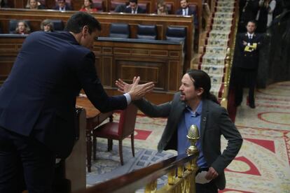 Saludo entre Pedro Sánchez y Pablo Iglesias durante la investidura.