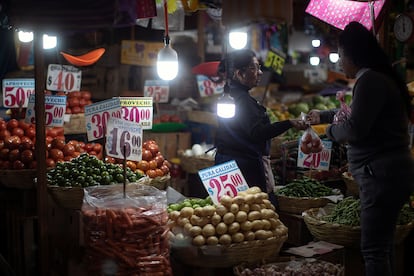 Comerciantes ofrecen sus productos en el Mercado de Jamaica, el 9 de enero en Ciudad de México.