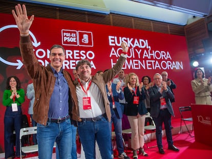 Pedro Sánchez y Eneko Andueza, en el congreso de los socialistas vascos en San Sebastián (Gipuzkoa).