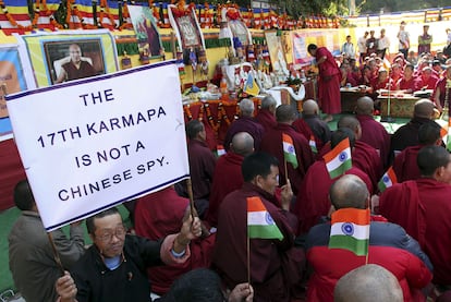 Exiliados tibetanos participan en una oración comunitaria en Nueva Delhi (India), en apoyo del Karmapa. En el cartel de la izquierda se puede leer: &#39;El decimoséptimo Karmapa no es un espía chino&#39;.