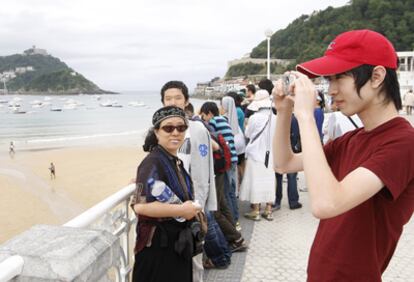 Un grupo de turistas en el paseo de La Concha, en San Sebastián.