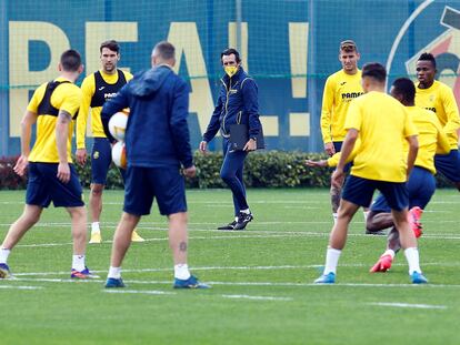 El entrenador del Villarreal, Unai Emery, en el centro, supervisa el entrenamiento de sus jugadores en la Ciutat Esportiva