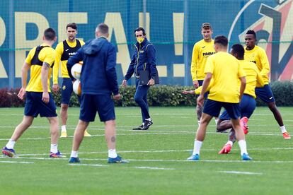 El entrenador del Villarreal, Unai Emery, en el centro, supervisa el entrenamiento de sus jugadores en la Ciutat Esportiva