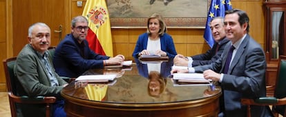 La ministra de Empleo, Fátima Báñez, durante la reunión que ha mantenido hoy con los secretarios generales de CCOO y UGT, Unai Sordo y Pepe Álvarez, y los presidentes de CEOE y Cepyme, Juan Rosell y Antonio Garamendi.