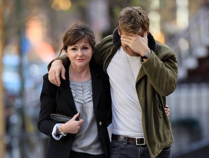 El actor mas sexy pasea con su madre