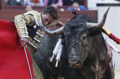 Diego Urdiales en su primer toro, en Las Ventas.