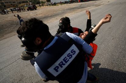 Un herido es evacuado durante las protestas por el 70 aniversario de Nakba cerca del asentamiento israelí Beit El, cerca de Ramala.  