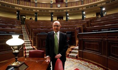 El ministro de Hacienda y Administraciones Públicas, Cristóbal Montoro, protagonista de la jornada en el Congreso, posa a petición de los fotógrafos en el centro del hemiciclo.