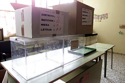 Una mesa electoral en un colegio de la provincia de Sevilla.
