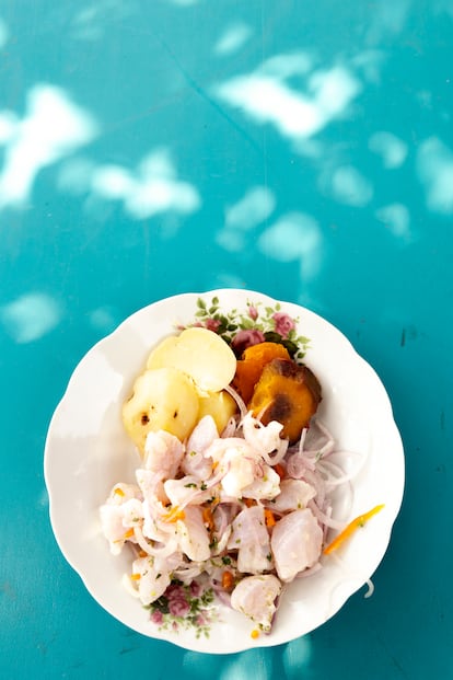 Ceviche de paiche con camote.