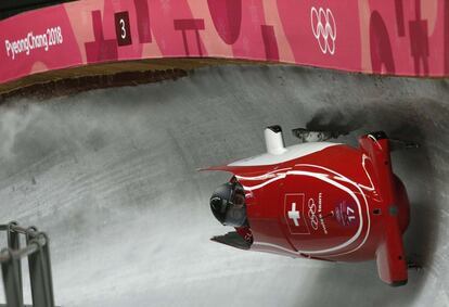 Clemens Bracher y Michael Kuonen de Suiza toman una curva de la prueba de bobsleigh por parejas, el 18 de febrero.