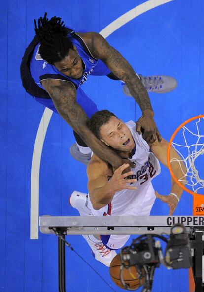 El jugador de los Dallas Mavericks Jae Crowder, impide que entre a canasta Blake Griffin, jugador de los Clippers, durante el partido de baloncesto de la NBA, celebrado en Los Angeles. Los Clippers ganaron 129-127.