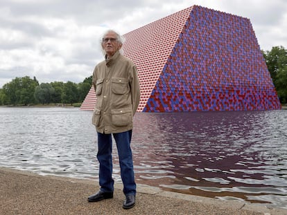 Christo posa en 2018 junto a su obra 'La Mastaba', en el lago Serpentine de Hyde Park, en Londres.