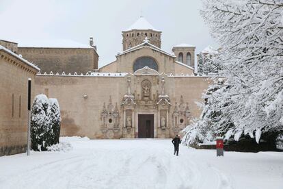 El monestir de Poblet cobert de color blanc.