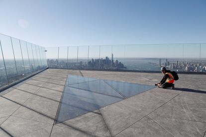 La terraza cuenta con una zona con suelo de cristal en el piso 100.