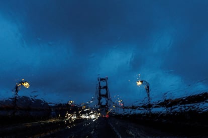 Vista del puente Golden Gate en San Francisco desde el interior de un auto, durante la tormenta, el 5 de enero.