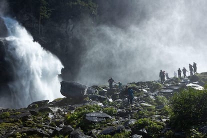 Desde Zeller See hay 54 kilómetros hasta el atronador salto de la gerlosstrasse.at) serpentea 12 kilómetros entre altos páramos y abetales hasta los 1.630 metros. Por encima del embalse turquesa Stausee hay un mirador ideal para un pícnic de impresionantes vistas alpinas.