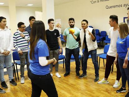 Un grupo de adolescentes durante un taller del proyecto Valorarte, en Granada.