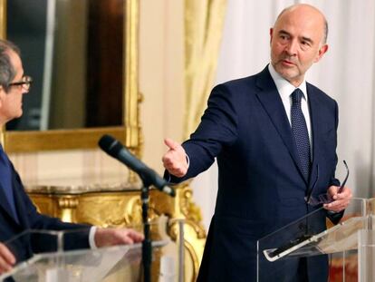 El comisario europeo de Economía, Pierre Moscovici (derecha), y el ministro de Economía italiano, Giovanni Tria, este jueves en Roma.