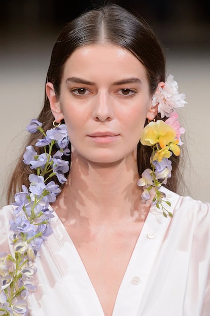 Alexis Mabille se atreve con coloridas flores a ambos lados del rostro para enmarcarlo y acabar con la monotonía de una melena suelta. Perfecto para invitadas con ganas de ser diferentes.