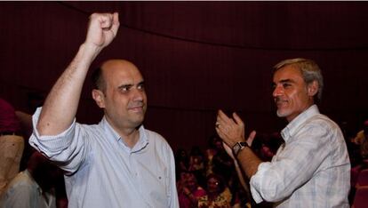 Gabriel Ech&aacute;varri, al ser proclamado secretario local de Alicante, junto a Gabriel Moreno.