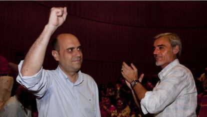 Gabriel Echávarri, al ser proclamado secretario local de Alicante, junto a Gabriel Moreno.